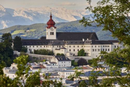 Explorând scena vibrantă a cluburilor din Salzburg: Un ghid