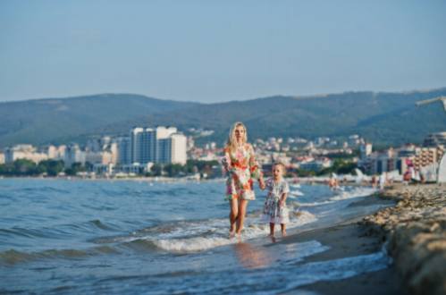 Aventură și sporturi acvatice la stațiunile de lux de pe plajele bulgare.