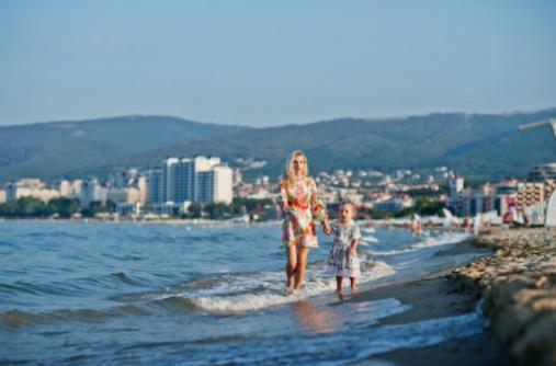 Resorturi de plajă eco-friendly cu activități sustenabile de sporturi acvatice.