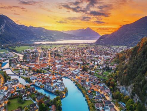 Canyoning în Interlaken: Explorarea defileelor ascunse din Elveția.