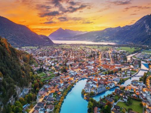 Plimbare cu jet boat-ul pe Lacul Brienz: Aventuri la viteză mare în Interlaken.