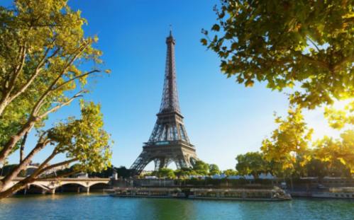 Montmartre și Sacré-Cœur: Explorând inima boemă a Parisului.