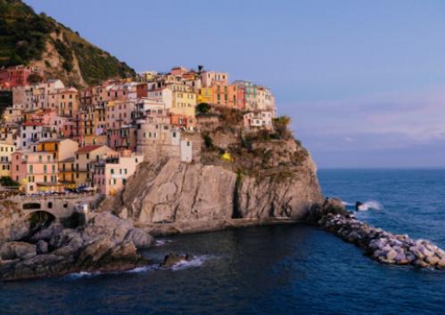 Distracție pe plajă pentru toate vârstele în Cinque Terre.