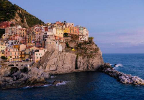 Mozaicul culinar al Manarola: De la focaccia proaspătă la deliciile locale.