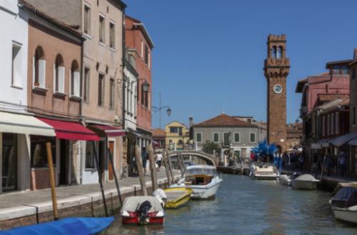 Burano vs. Murano: Tradițiile dantelăriei și sticlăriei comparate