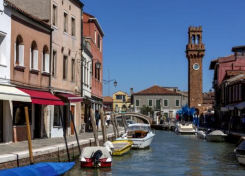 Navigând pe insula Burano: o tapițerie de case colorate