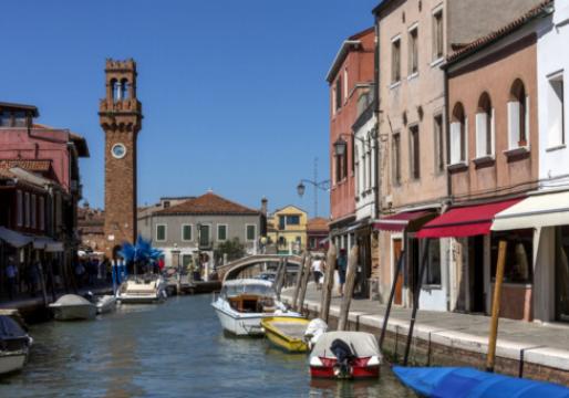 Delicii locale: Experiențe culinare în mijlocul peisajului colorat al Burano.