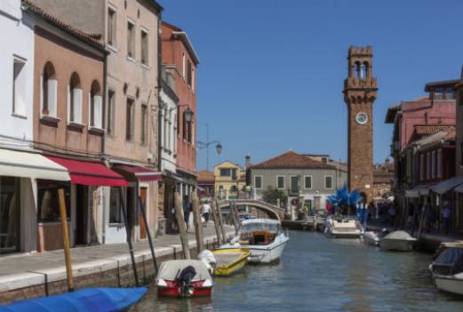 Murano: Un ghid pentru explorarea insulei de sticlărie.