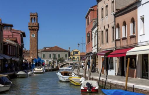 Casele colorate din Burano: Paleta unui pictor prinde viață.