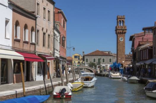 Navigând pe apă: Sfaturi pentru fotografierea canalelor din Murano și Burano