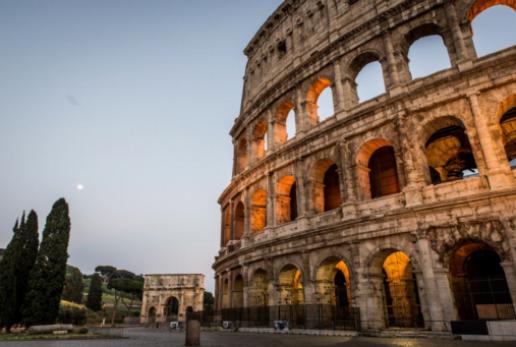 Descoperind Via Condotti: Strada de cumpărături de lux de prim rang din Roma.