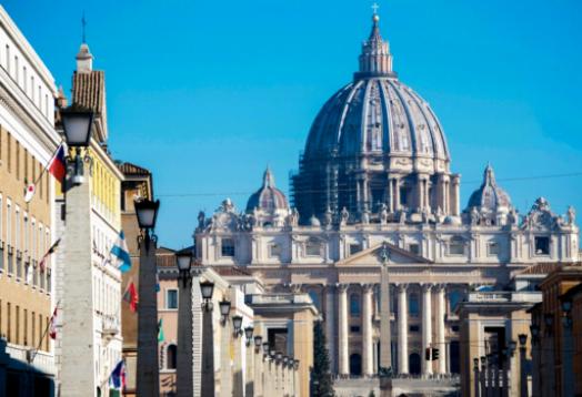 Opere de artă și sculpturi în interiorul Bisericii San Pietro.